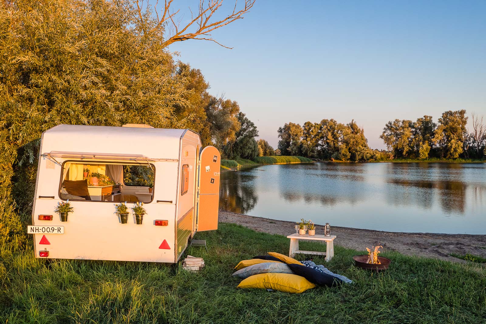 tekoop retro vintage gepimpte en Burstner caravan restylen